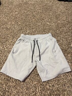 Old Navy Men's Light Gray Drawstring Athletic Shorts. Size Small, 4 Way Stretch